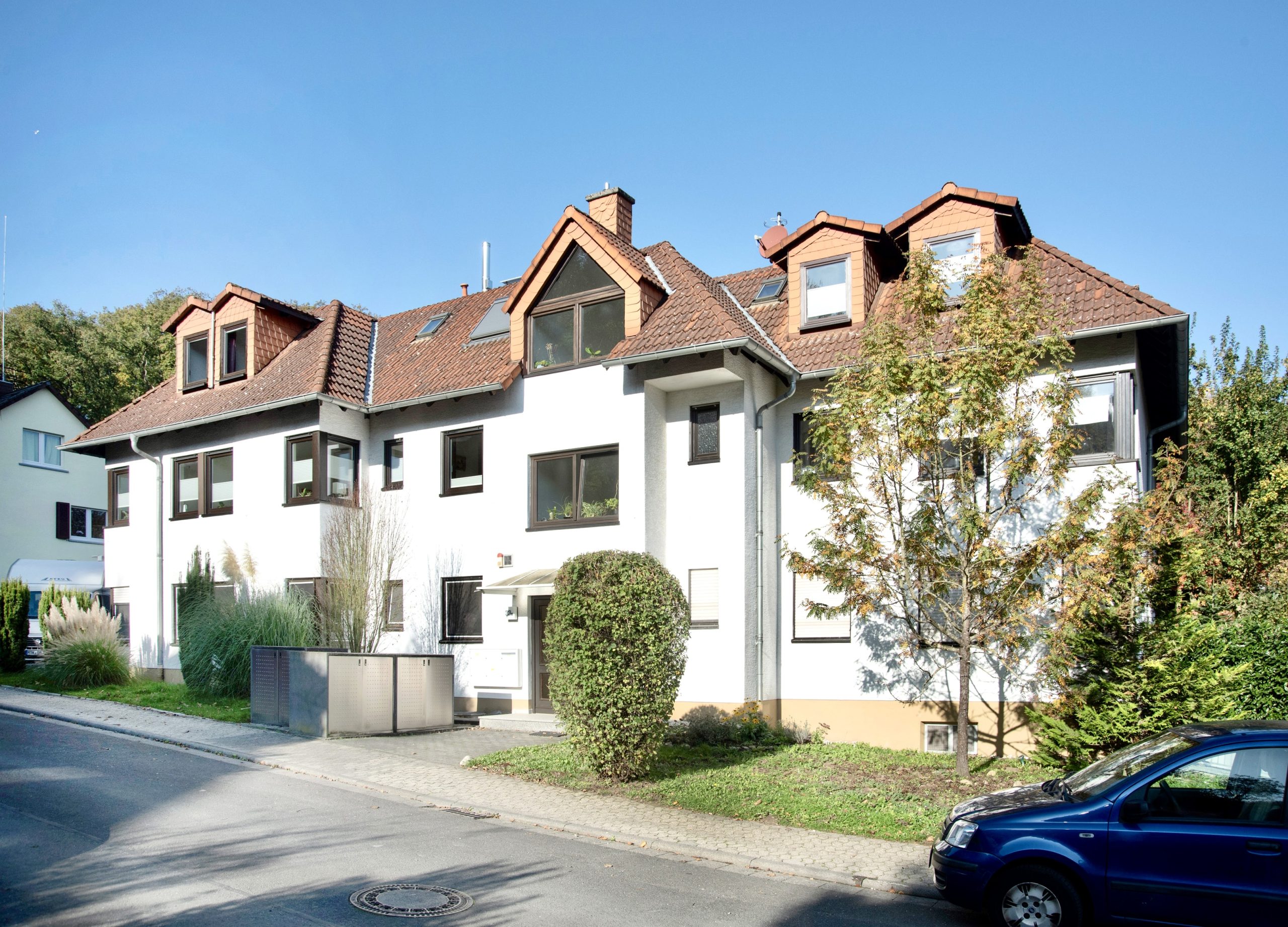 Renovierungsbedürftige 4-Zi.-Wohnung mit 2 Stellplätzen in guter Lage von Hofheim