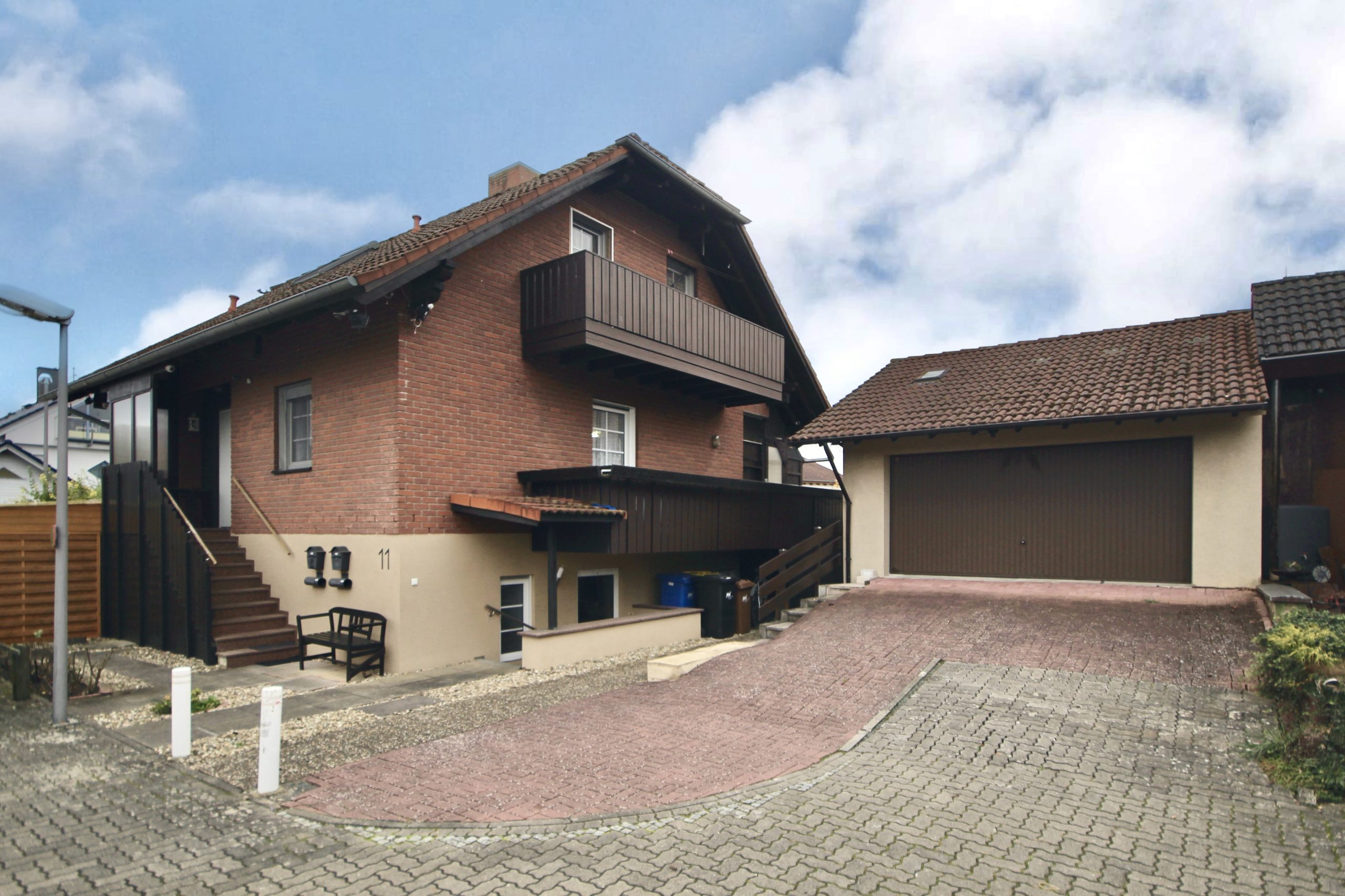 Renovierungsbedürftiges Einfamilienhaus mit ELW und großem Grundstück in Leeheim